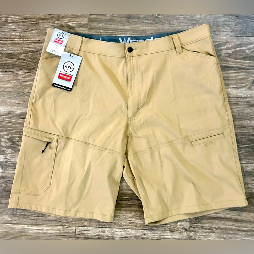 Wrangler ATG Hiking Shorts Mens 42 Tan Brown 10" Inseam NWT